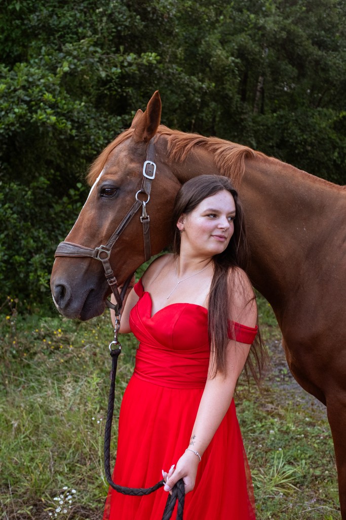 Tacyana, photo portrait avec cheval, robe rouge, fine art