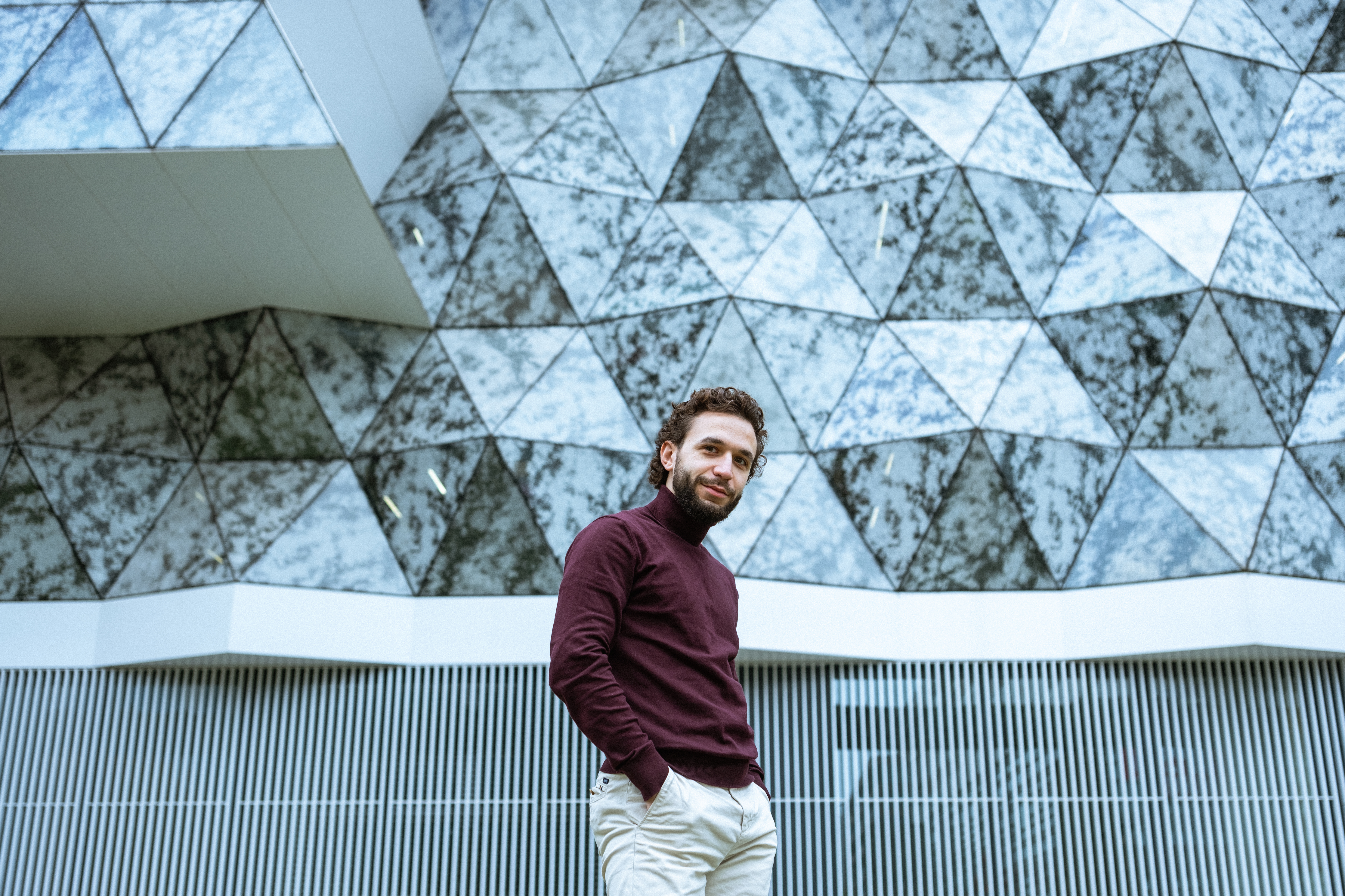 Photographie d’un jeune homme posé dans le centre-ville de Luxembourg, ambiance urbaine et naturelle