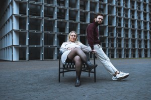 Photographie lifestyle d’un couple de 20 ans en tenue décontractée, prise dans un cadre architectural contemporain à Luxembourg