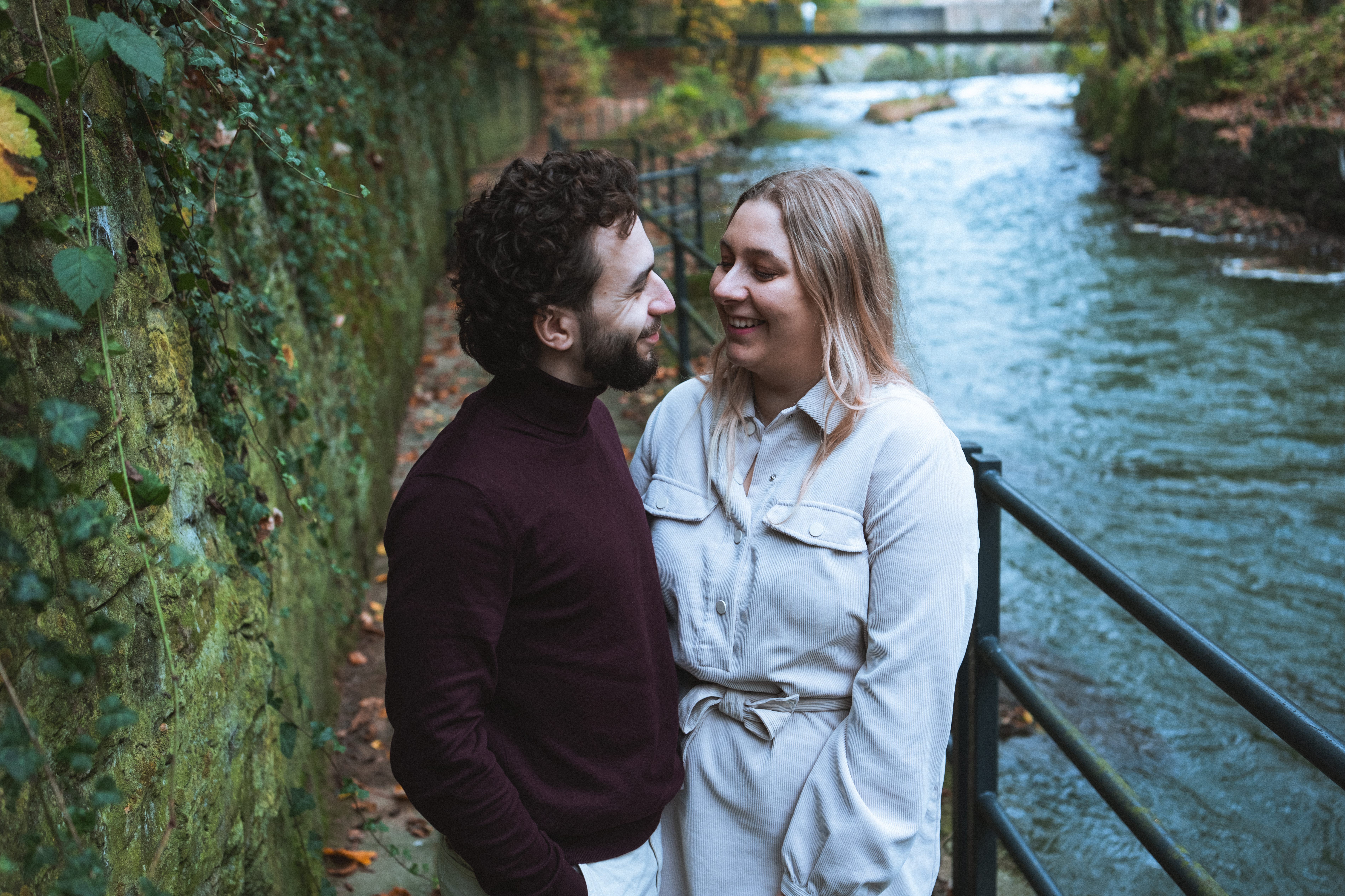 Portrait en couleurs d'un couple d'amoureux dans la partie vieille ville de Luxembourg