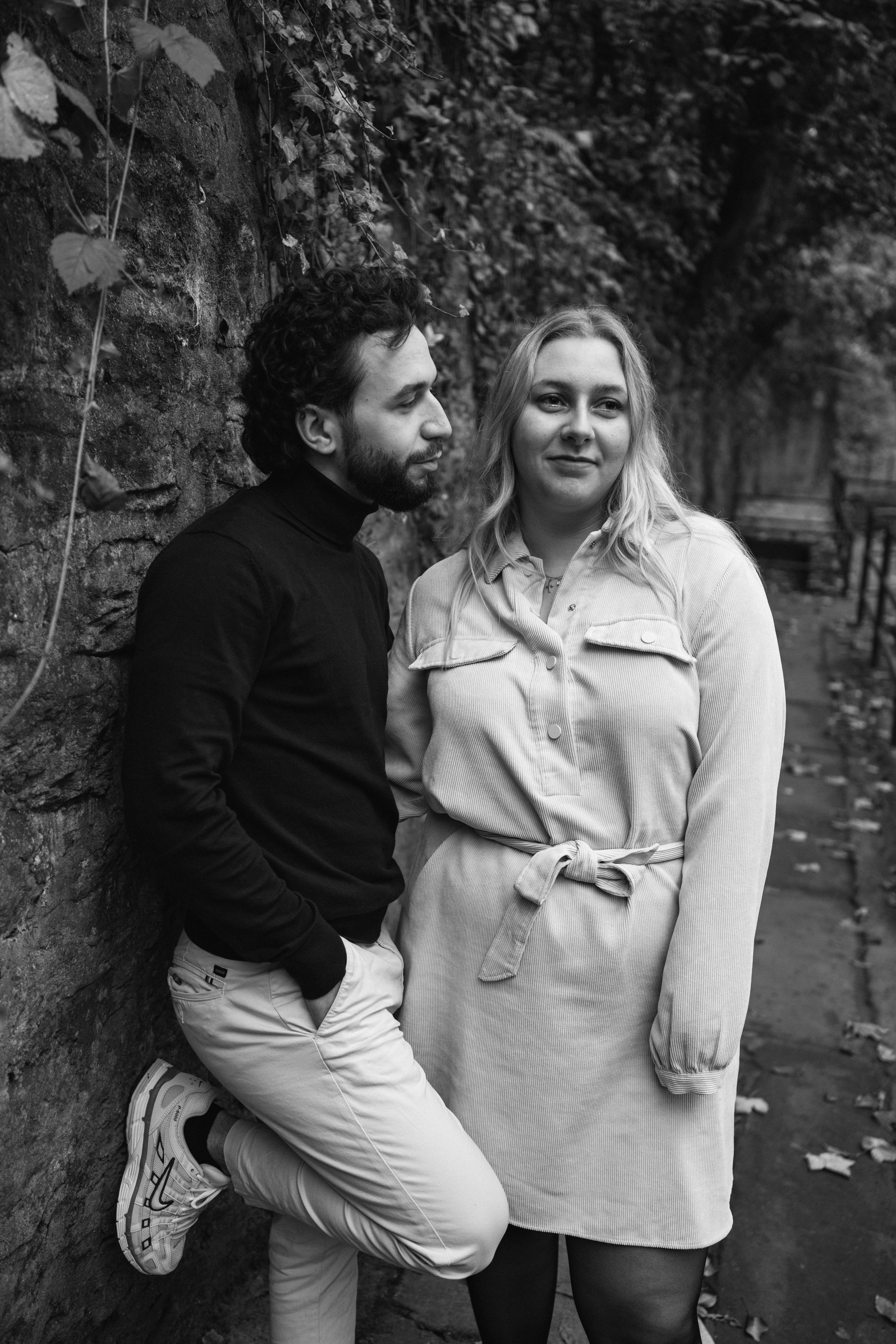 portrait en noir et blanc de deux amoureux à Luxembourg ville