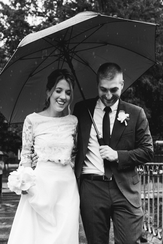 Jeunes mariés heureux