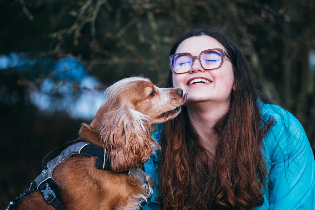 jeune femme avec son chien heureuse
