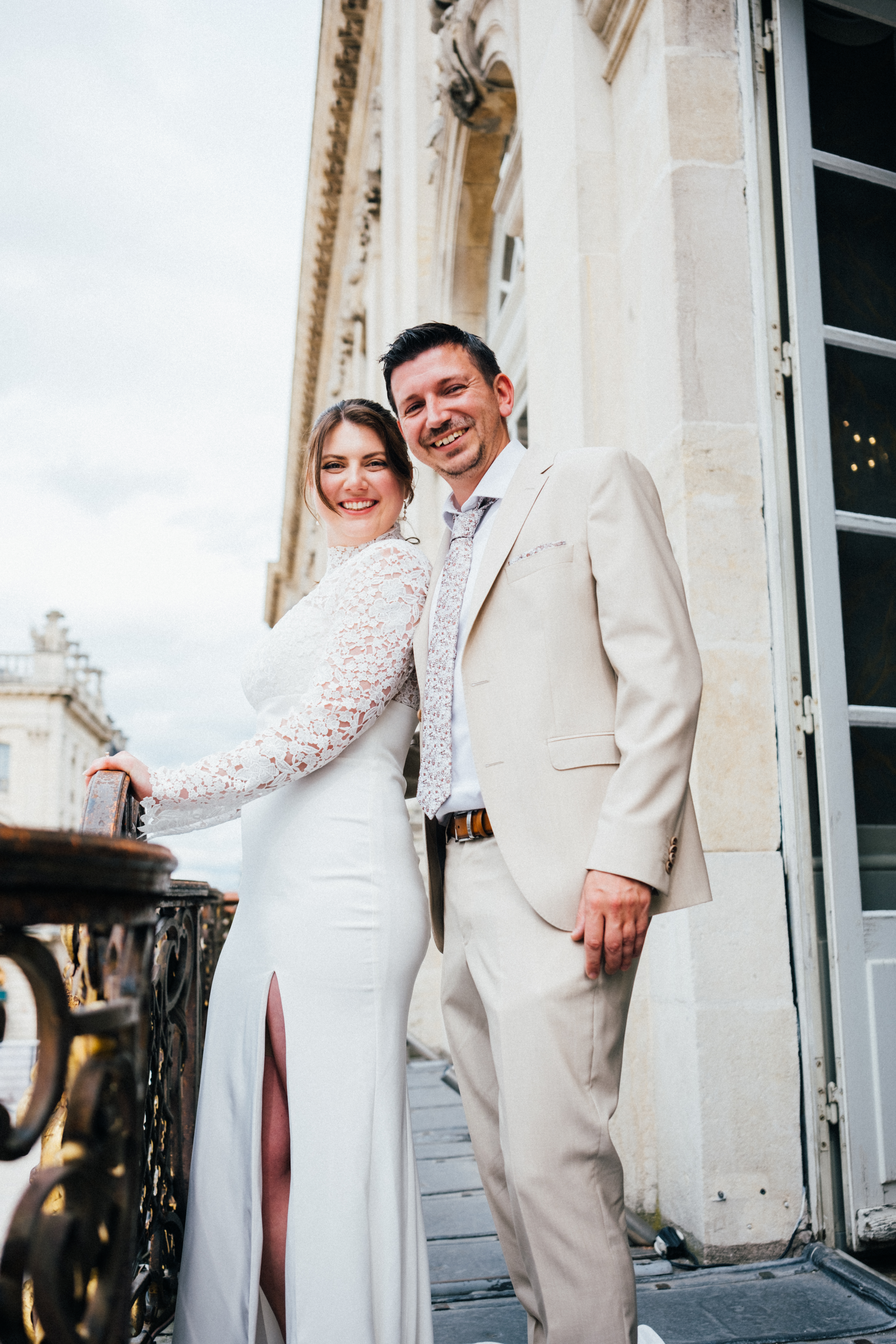 deux mariés souriant lors de leur cérémonie civile