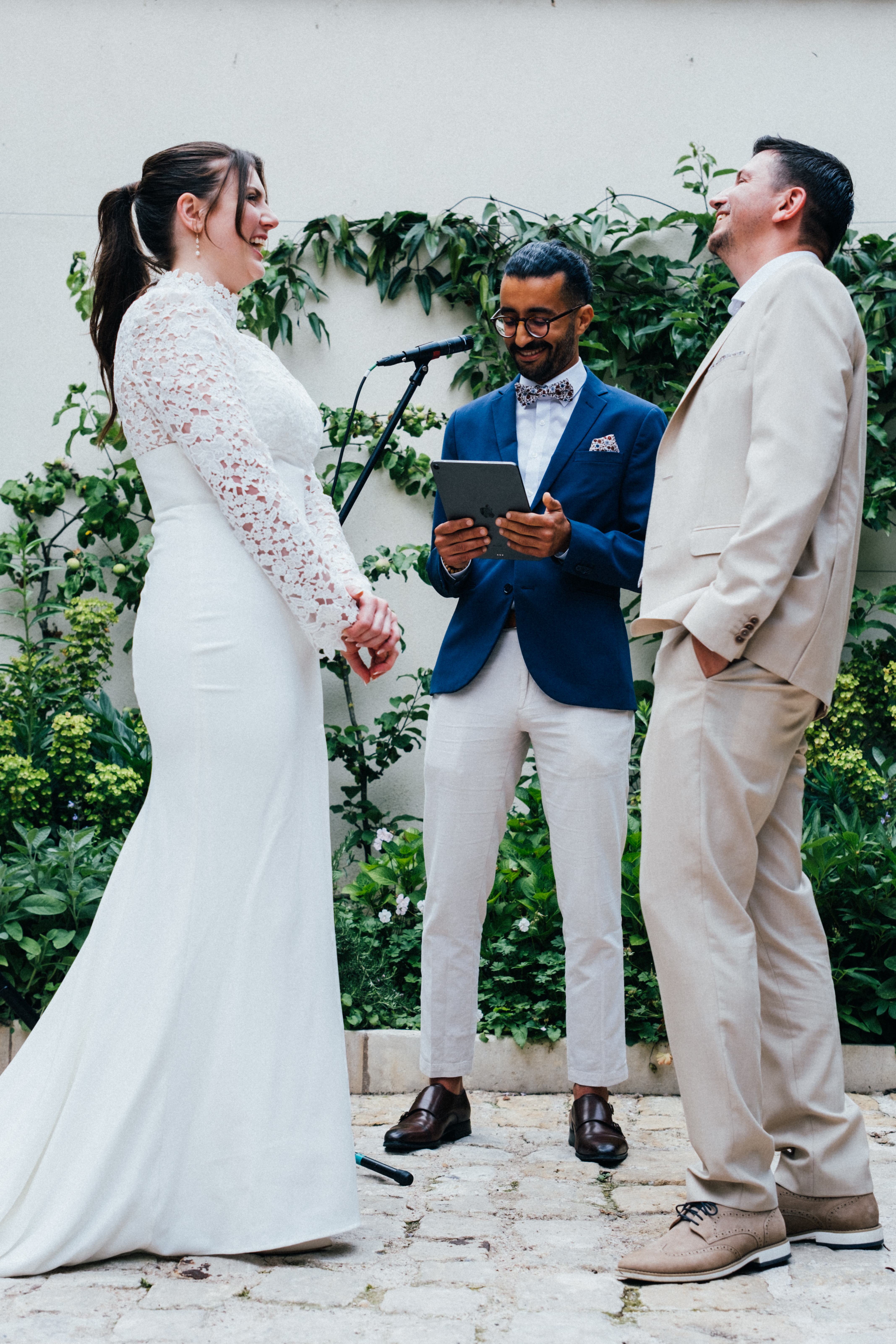 mariés amusés lors de leur cérémonie laïque