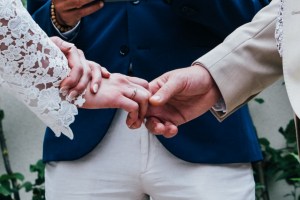 deux mains qui se tiennent pendant la cérémonie de mariage