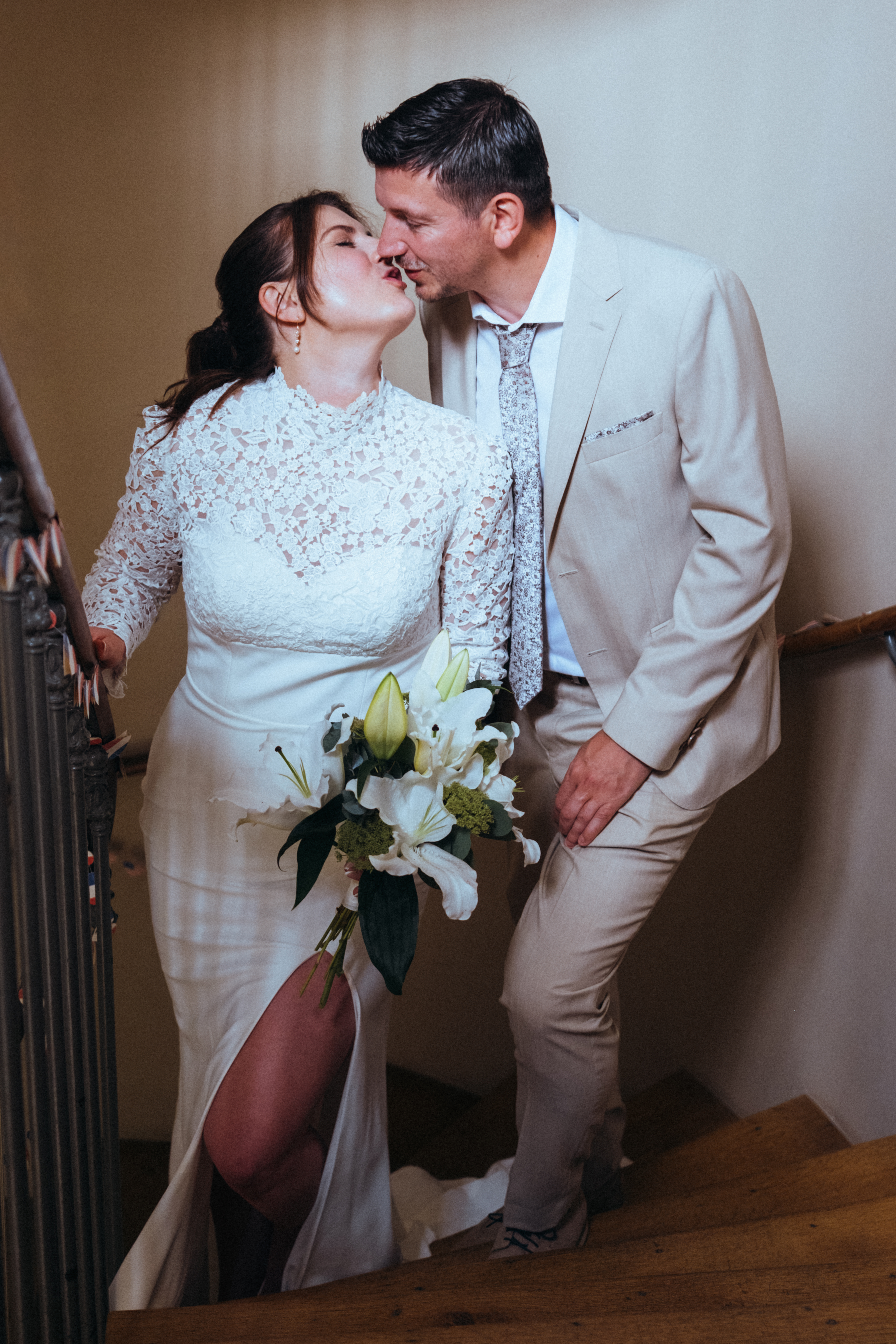 Photo de mariés dans les escaliers