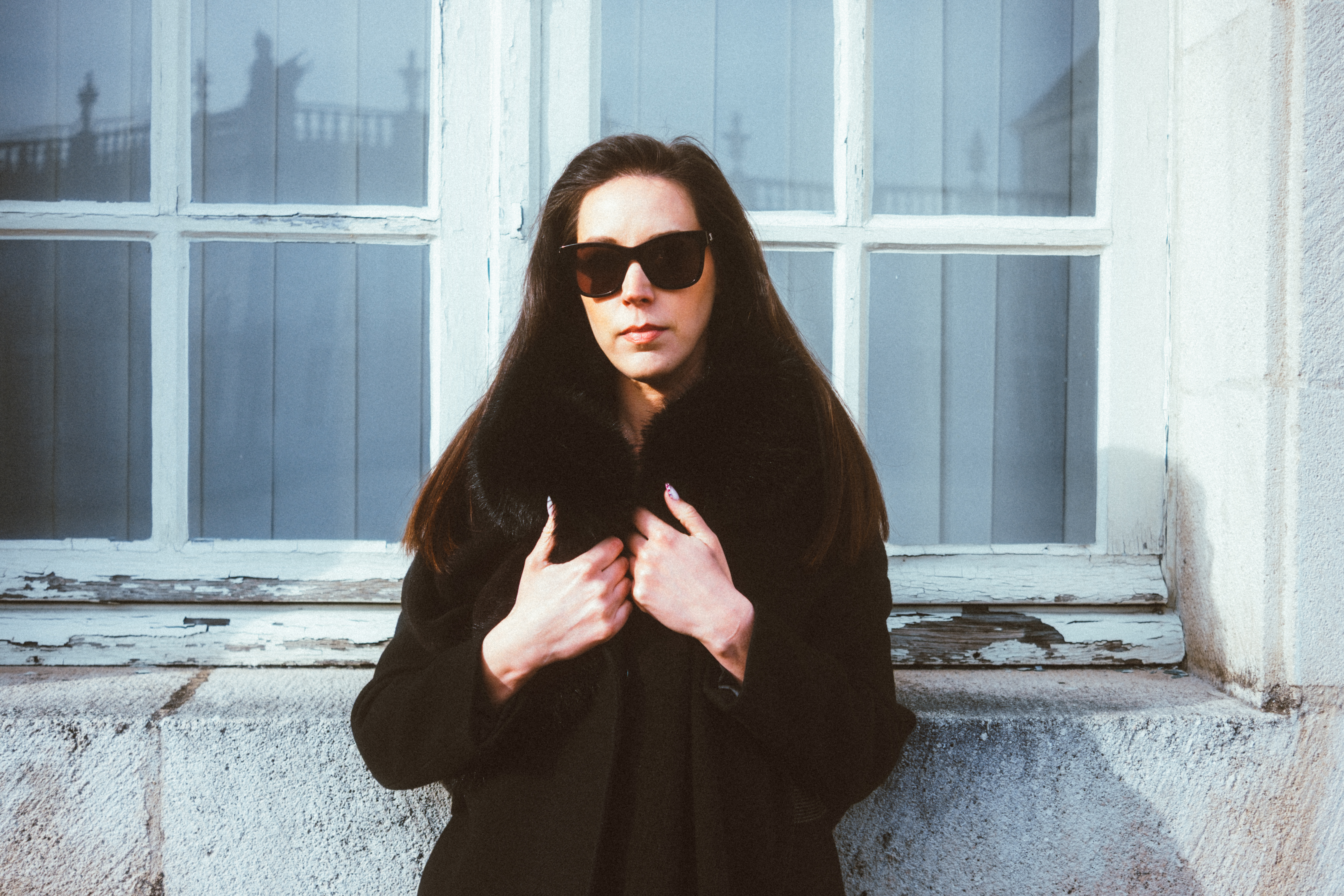 portrait mode d'une femme élégante, chateau de commercy, couleurs, fujifilm