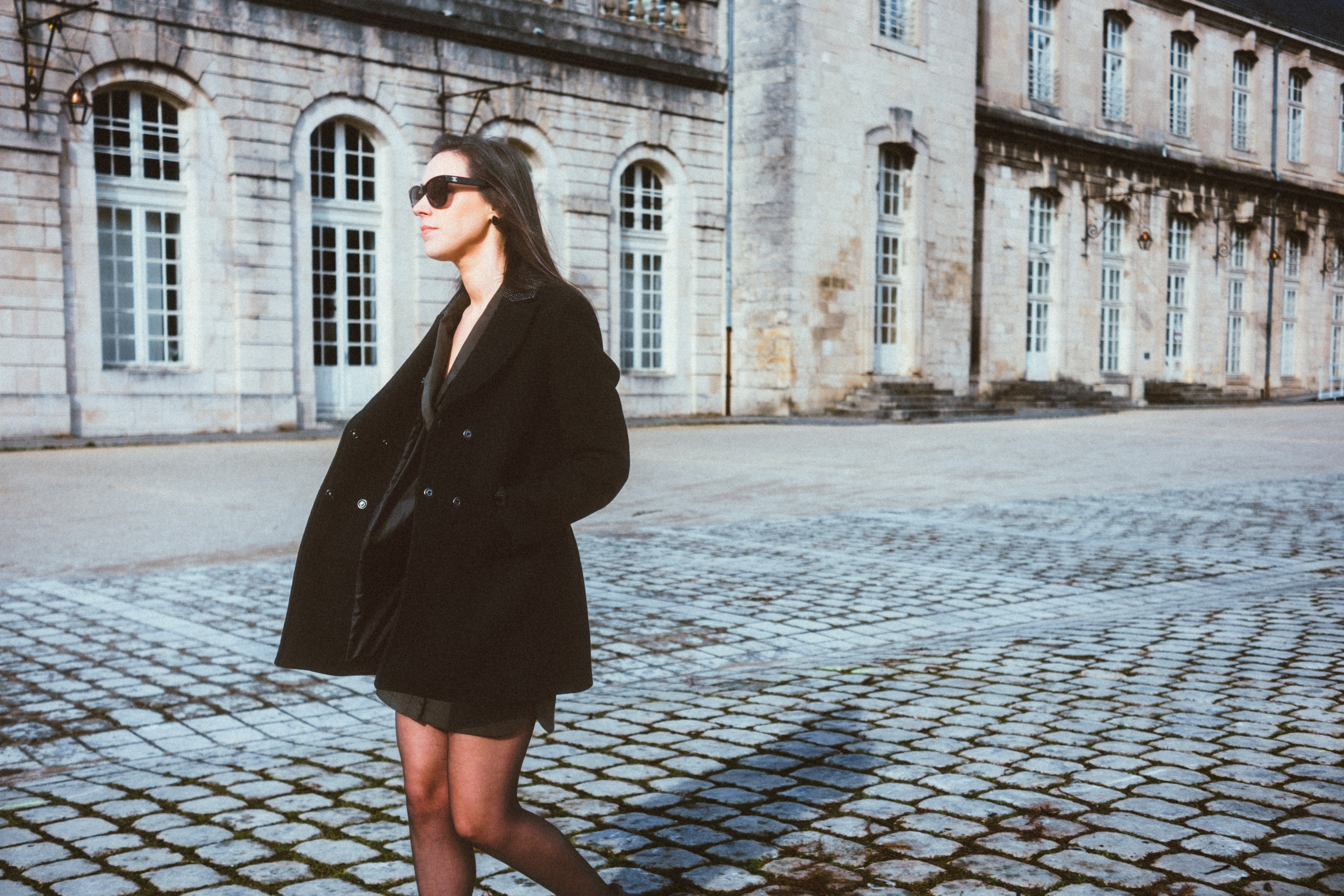 portrait mode d'une femme élégante, chateau de commercy, couleurs, fujifilm