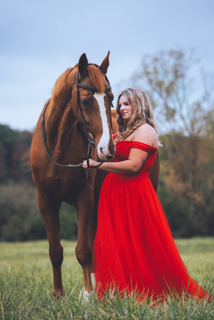 Séance photo d’un cheval et de sa propriétaire illustrant leur complicité